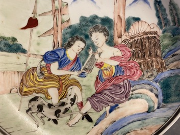 Une assiette en porcelaine de Chine famille rose &agrave; d&eacute;cor mythologique pour le march&eacute; europ&eacute;en, Qianlong